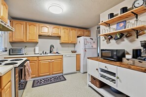 Frigorífico, microondas, horno y cafetera o tetera