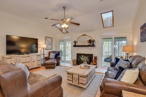 Smart TV, fireplace