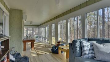 Smart TV, fireplace