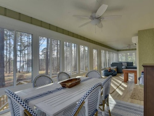 Clarks Hill Lake Escape on Jamaica Avenue!