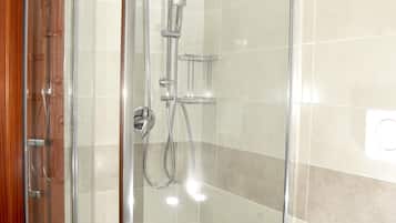 Douche, sèche-cheveux, serviettes fournies
