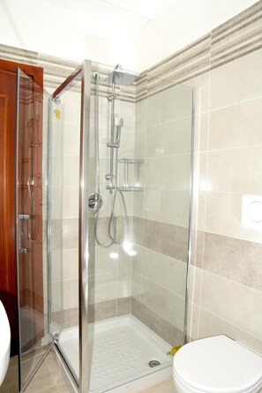 Shower, hair dryer, towels - Apartment 'Bio Forester Gentilrosso' with Shared Garden, Wi-Fi and Air Conditioning (Manerba del Garda)
