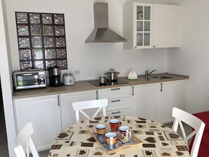 Fridge, oven, stovetop, coffee/tea maker - Apartment 'Bio Forester Gentilrosso' with Shared Garden, Wi-Fi and Air Conditioning (Manerba del Garda)
