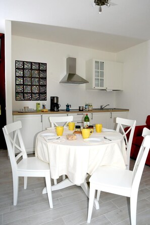 Dining - Apartment 'Bio Forester Gentilrosso' with Shared Garden, Wi-Fi and Air Conditioning (Manerba del Garda)