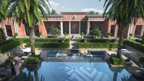 Innendørsbasseng og utendørsbasseng