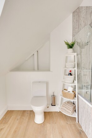 Haartrockner, Handtücher, Seife, Toilettenpapier