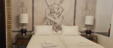 Tabla de planchar con plancha, wifi, ropa de cama