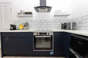 Een koelkast, een oven, een vaatwasser, een koffiezetapparaat/waterkoker