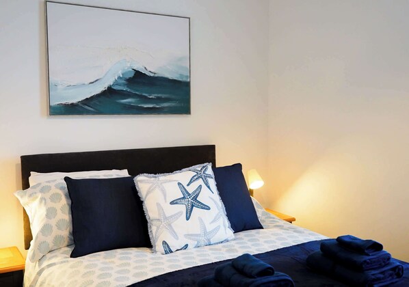 3 habitaciones, tabla de planchar con plancha, wifi y ropa de cama 