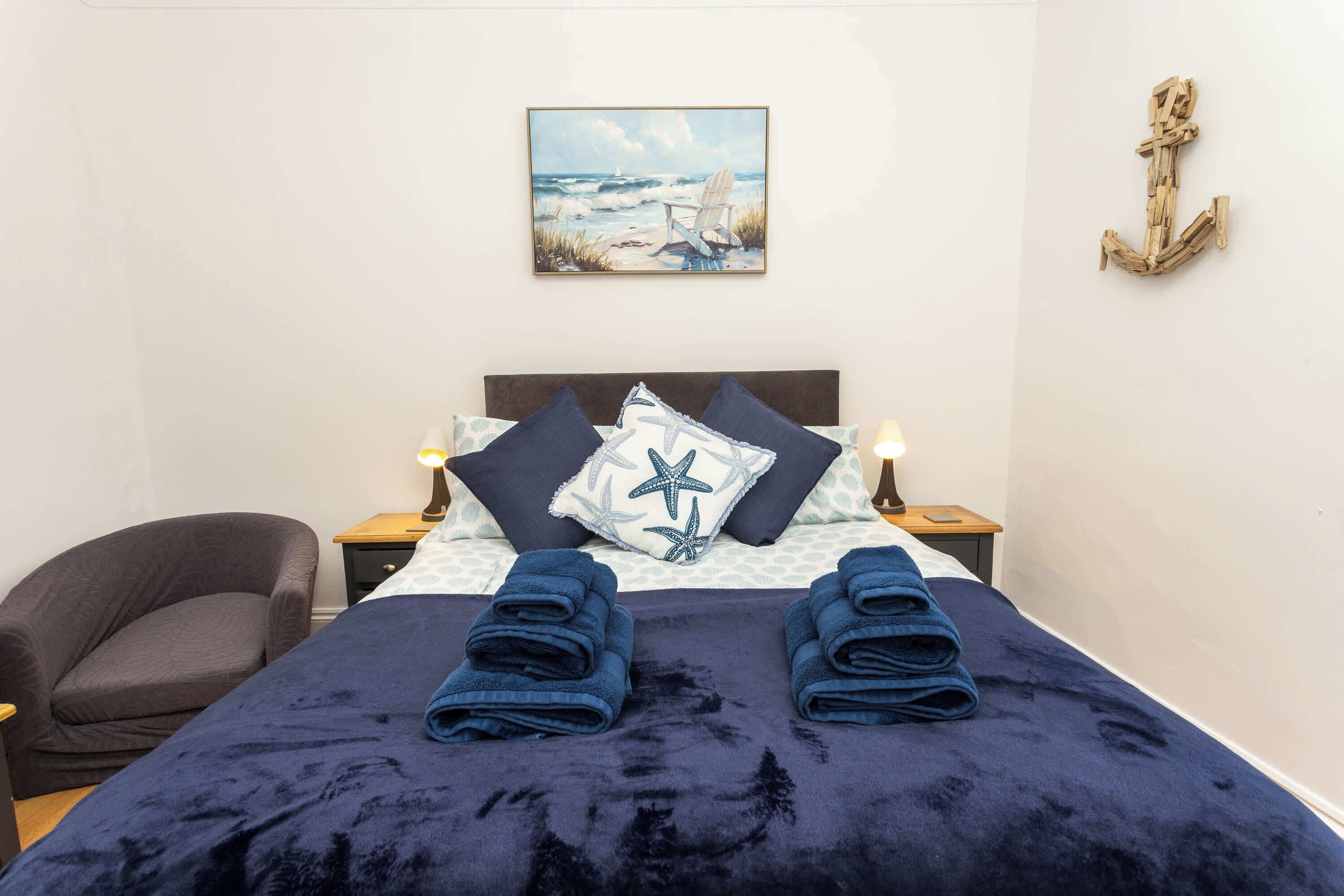 3 habitaciones, tabla de planchar con plancha, wifi y ropa de cama 