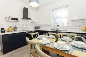 Fridge, oven, dishwasher, coffee/tea maker