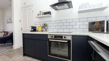 Fridge, oven, dishwasher, coffee/tea maker