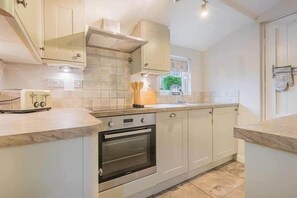 Frigorifero, forno, piano cottura, lavastoviglie