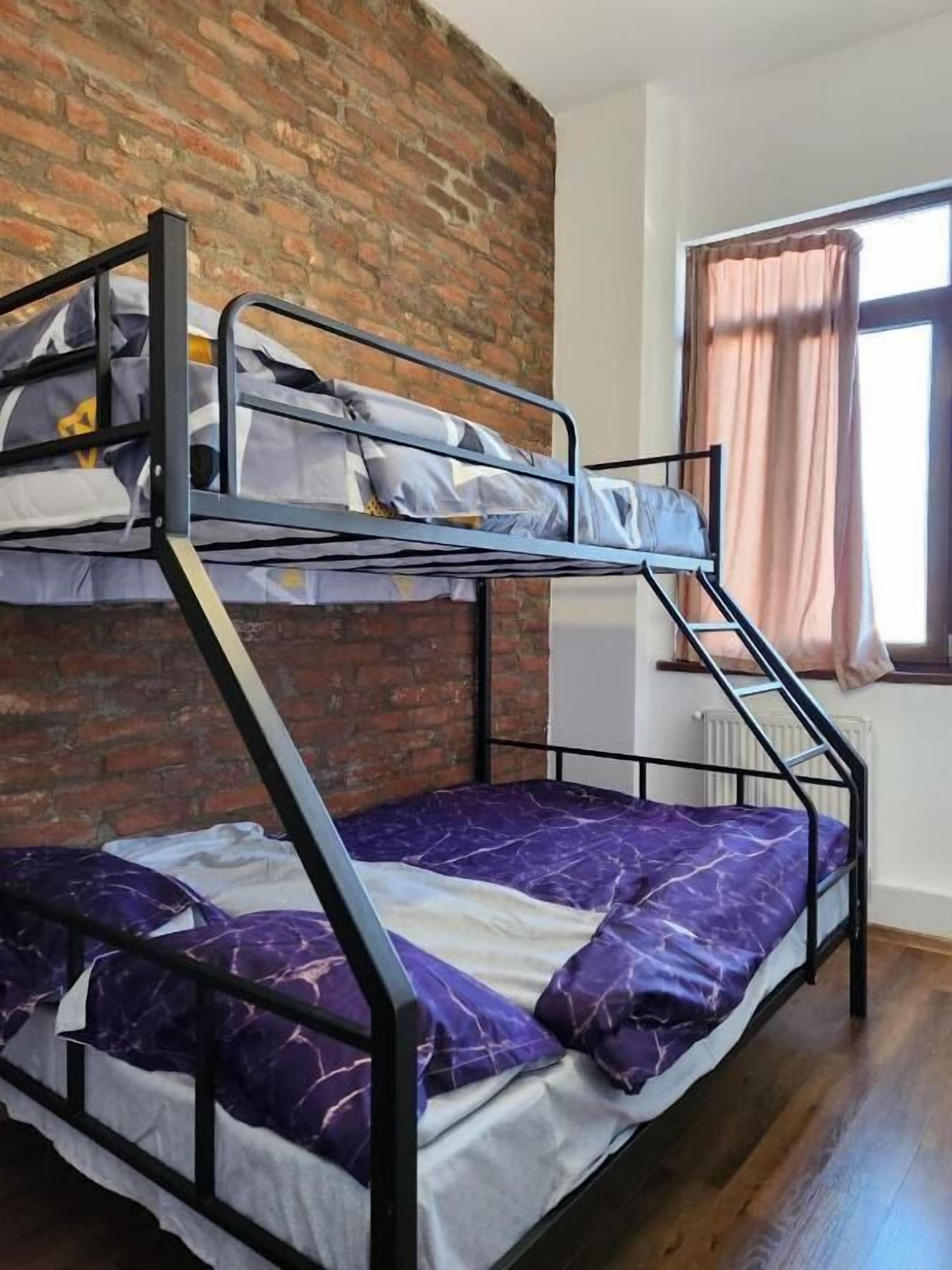 Dormitorio compartido, balcón, vistas a la ciudad | Wifi gratis