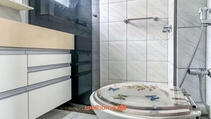 Douche, sèche-cheveux, serviettes fournies