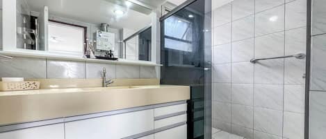 Dusche, Haartrockner, Handtücher