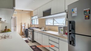 Fridge, microwave, oven, stovetop - Apartamento no Rio Proximo a Praia do Flamengo (Rio de janeiro)