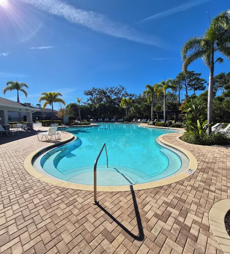 3-bedroom end unit townhome in Sarasota with community pool and fitness room