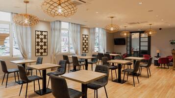 Dagelijks continentaal ontbijt (EUR 13.5 per persoon)