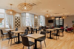 Kontinental frukost varje dag (EUR 13.5 per person)