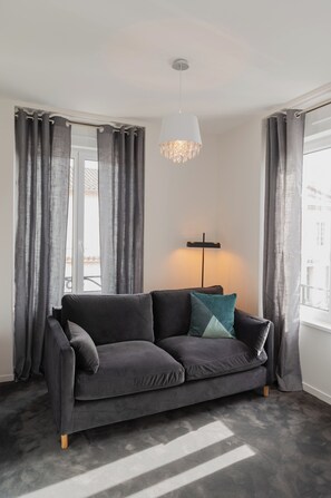 Junior Double Room | Soundproofing, free WiFi, bed sheets, wheelchair access - Hôtel de la glane (Oradour-sur-Glane)