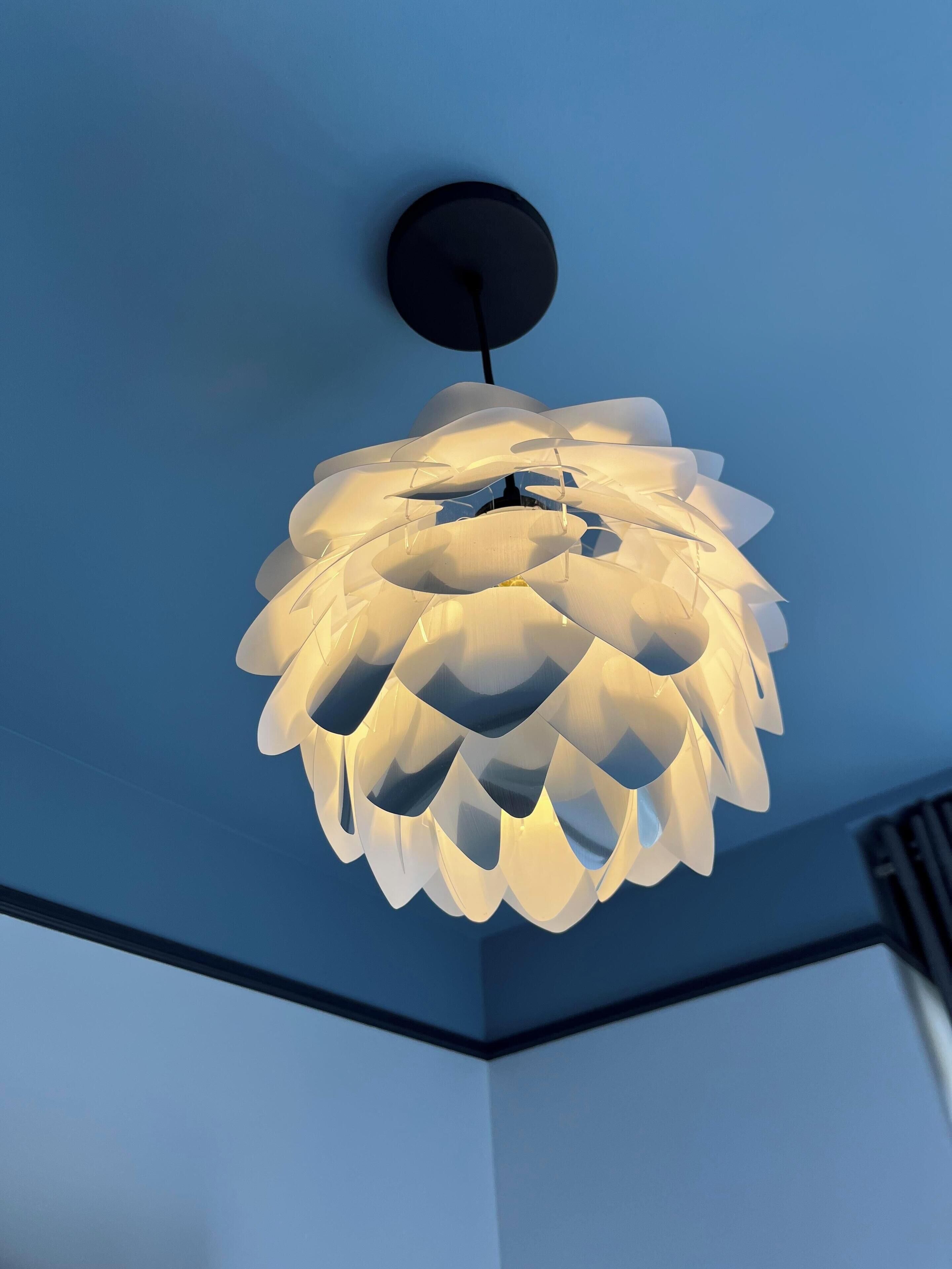 Un luminaire de plafond moderne au design original et à plusieurs niveaux.