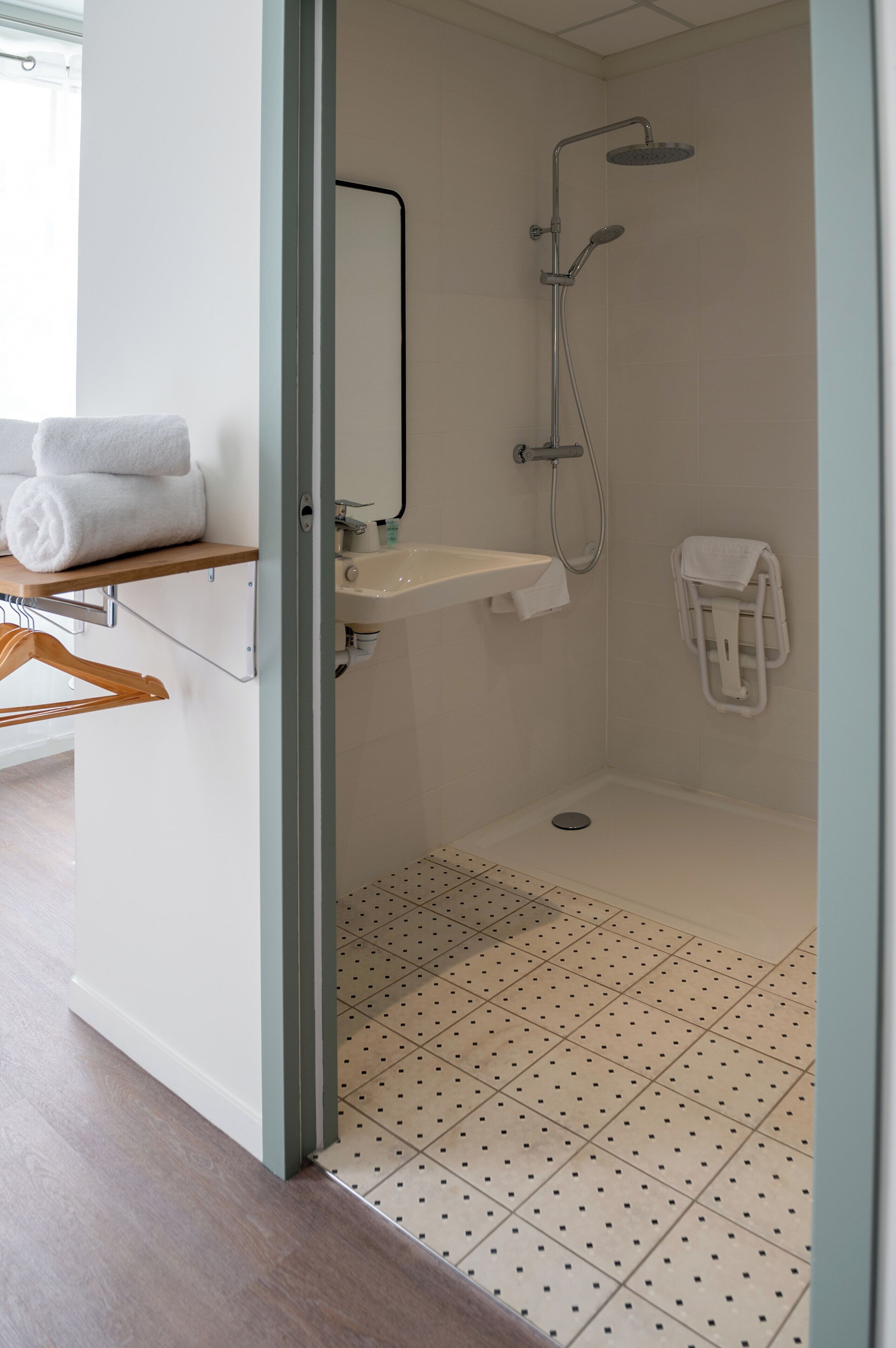 Chambre Double Deluxe, accessible aux personnes à mobilité réduite | Salle de bain | Sèche-cheveux, serviettes fournies