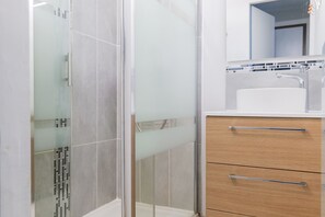 Shower, hair dryer, towels - Apartment for 4–6 people with port view, Port Bourgenay (Talmont-Saint-Hilaire)