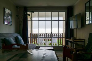 TV - Apartment for 4–6 people with port view, Port Bourgenay (Talmont-Saint-Hilaire)