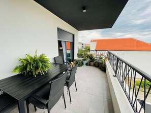 Outdoor dining - Modern apartmant 5 min walk from old town with parking (Trogir)