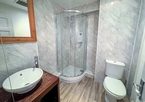 Shower, hair dryer, towels - Coppet Cove - 2 Bedroom Apartment - Saundersfoot (Saundersfoot)