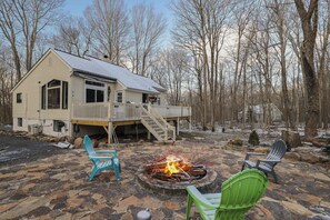 Terrace/patio - Pocono Chalet - Jacuzzi, Casino,Waterpark, Shopping ,SKi Resorts, Kalahari Spa (Pocono Lake)