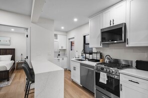 Fridge, microwave, oven, stovetop - Pacific Beach Surf Nook Blocks to Surf & Sand (San Diego)
