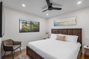 1 bedroom, desk, iron/ironing board, WiFi - Pacific Beach Surf Nook Blocks to Surf & Sand (San Diego)