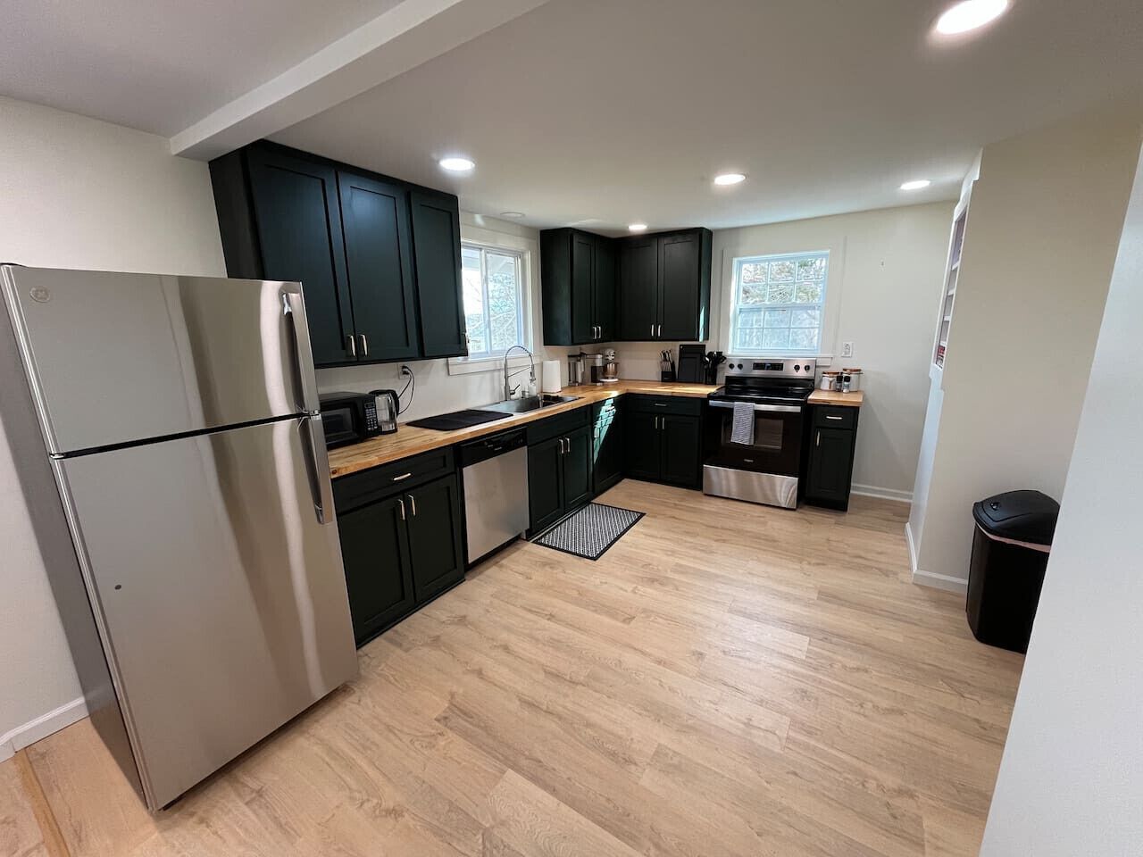 冷蔵庫、電子レンジ、オーブン、コンロ