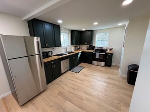 Fridge, microwave, oven, stovetop - Comfortable 2-Bed Home Near Downtown Johnson City (Johnson City)