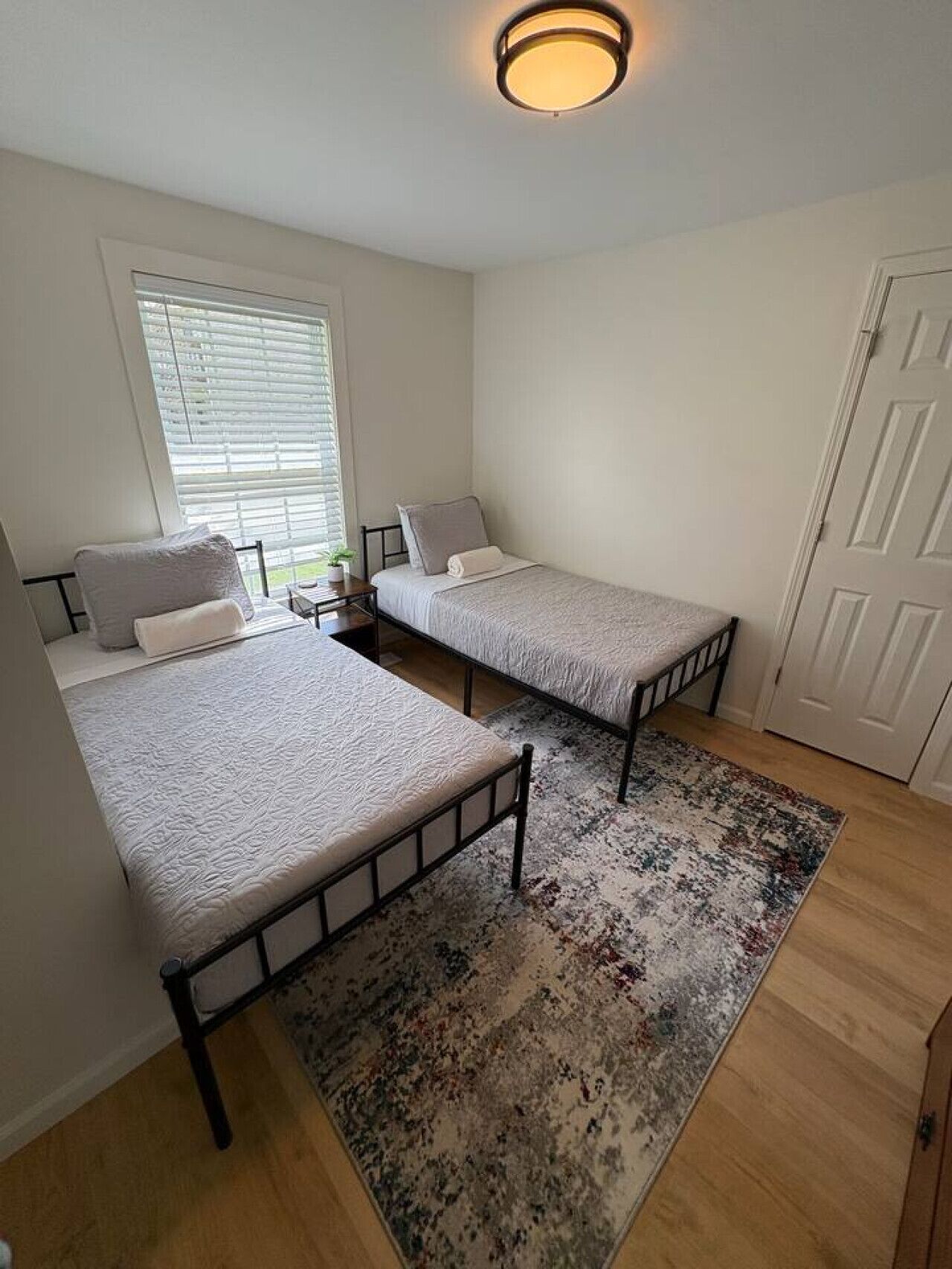 2 dormitorios, escritorio, wifi gratis y ropa de cama