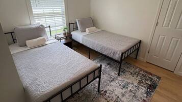 2 dormitorios, escritorio, wifi gratis y ropa de cama