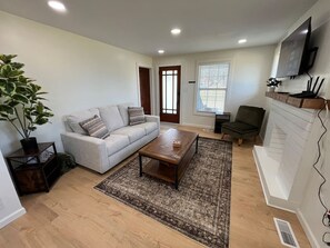 Smart TV - Comfortable 2-Bed Home Near Downtown Johnson City (Johnson City)