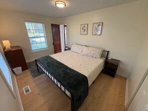 2 bedrooms, desk, free WiFi, bed sheets - Comfortable 2-Bed Home Near Downtown Johnson City (Johnson City)