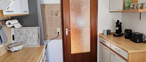 Kjøleskap, ovn, kokeplater og oppvaskmaskin