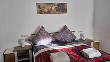 Tabla de planchar con plancha, wifi y ropa de cama