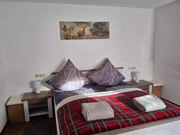 Tabla de planchar con plancha, wifi y ropa de cama