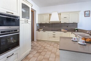Fridge, microwave, oven, stovetop - Villa Jaclin - Salento Reservation (Marina di Mancaversa)