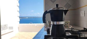 Großer Kühlschrank, Ofen, Geschirrspüler, Kochgeschirr/Geschirr/Besteck