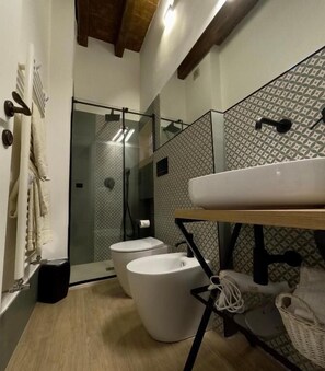 Douche, sèche-cheveux, serviettes fournies, savon