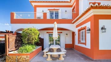 Vila, vista para o jardim | Opções para refeição ao ar livre