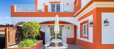 Villa, hageutsikt | Utendørsservering