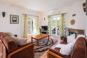 43-inch Smart TV with cable channels, printers - Villa Ribeiro II (Albufeira)