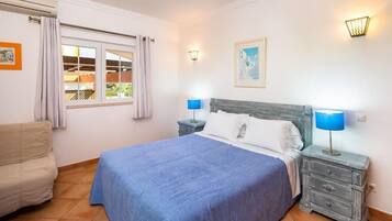 In-room safe, blackout drapes, free WiFi